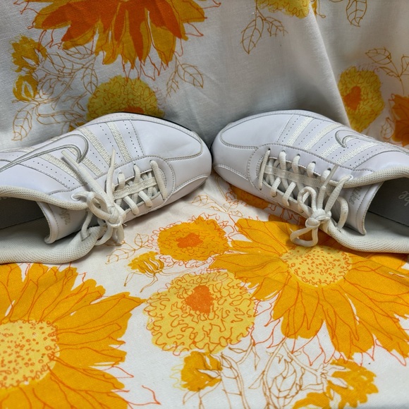 NIKE Women’s Size 8 Musique #318076-111 White Casual Training Sneakers Gymshoes - Picture 5 of 8